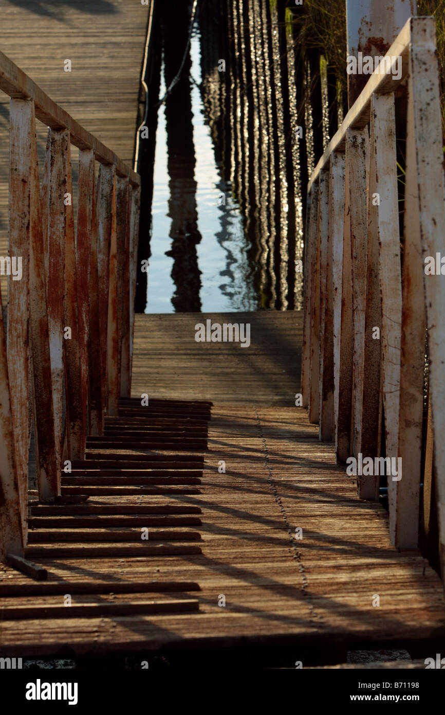 Un passaggio pedonale per una marina nel fiume Deben, Woodbridge, Suffolk, Regno Unito. Foto Stock