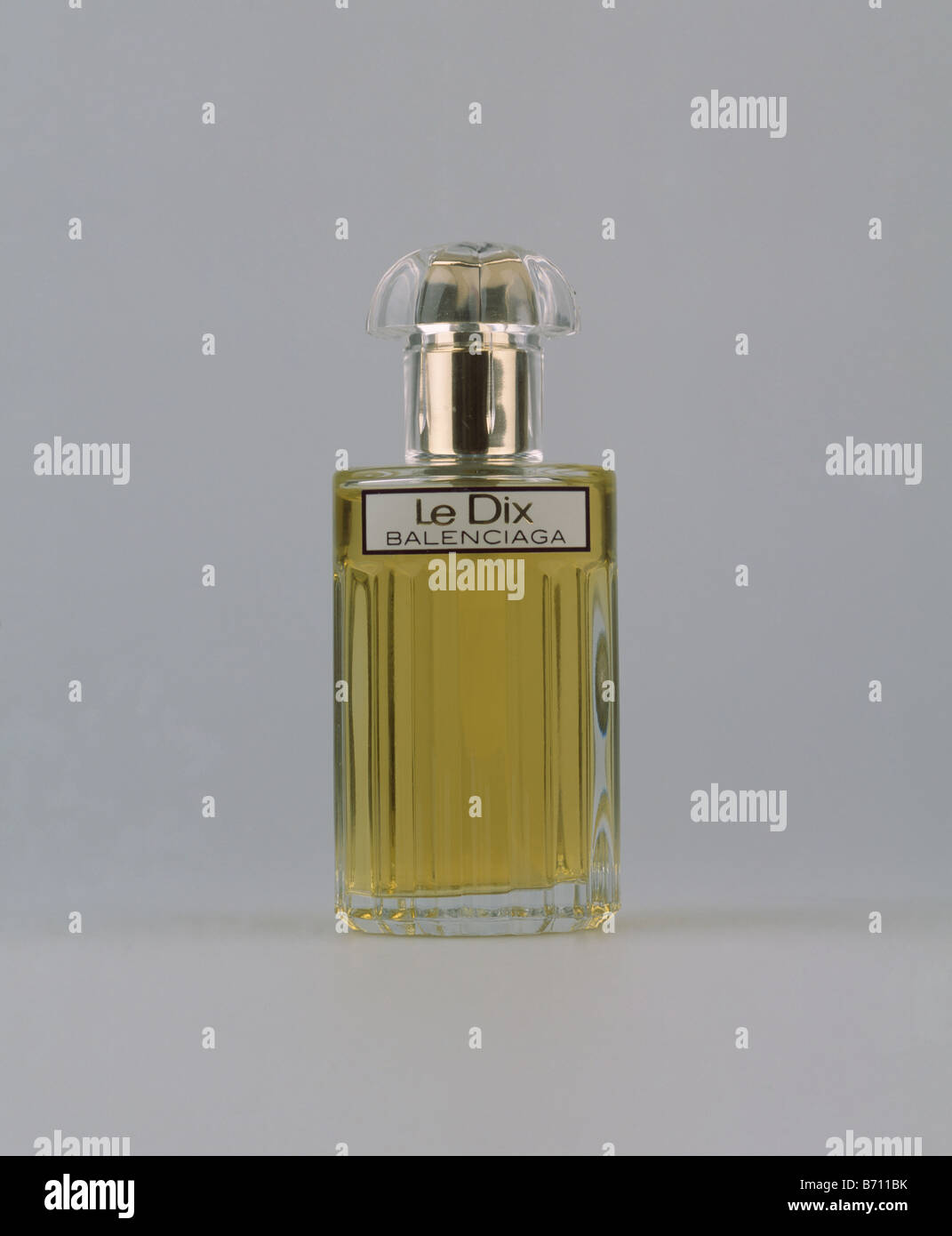 Close-up di Balenciaga le Dix bottiglia di profumo Foto stock - Alamy