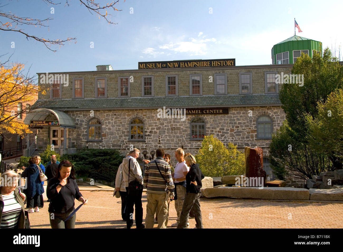 I visitatori al di fuori del museo del New Hampshire storia, situato nella città di Concord New Hampshire USA Foto Stock