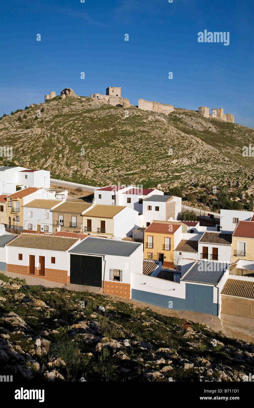 Case tipiche e il castello de la Estrella nel villaggio di Teba malaga Andalusia Spagna Foto Stock