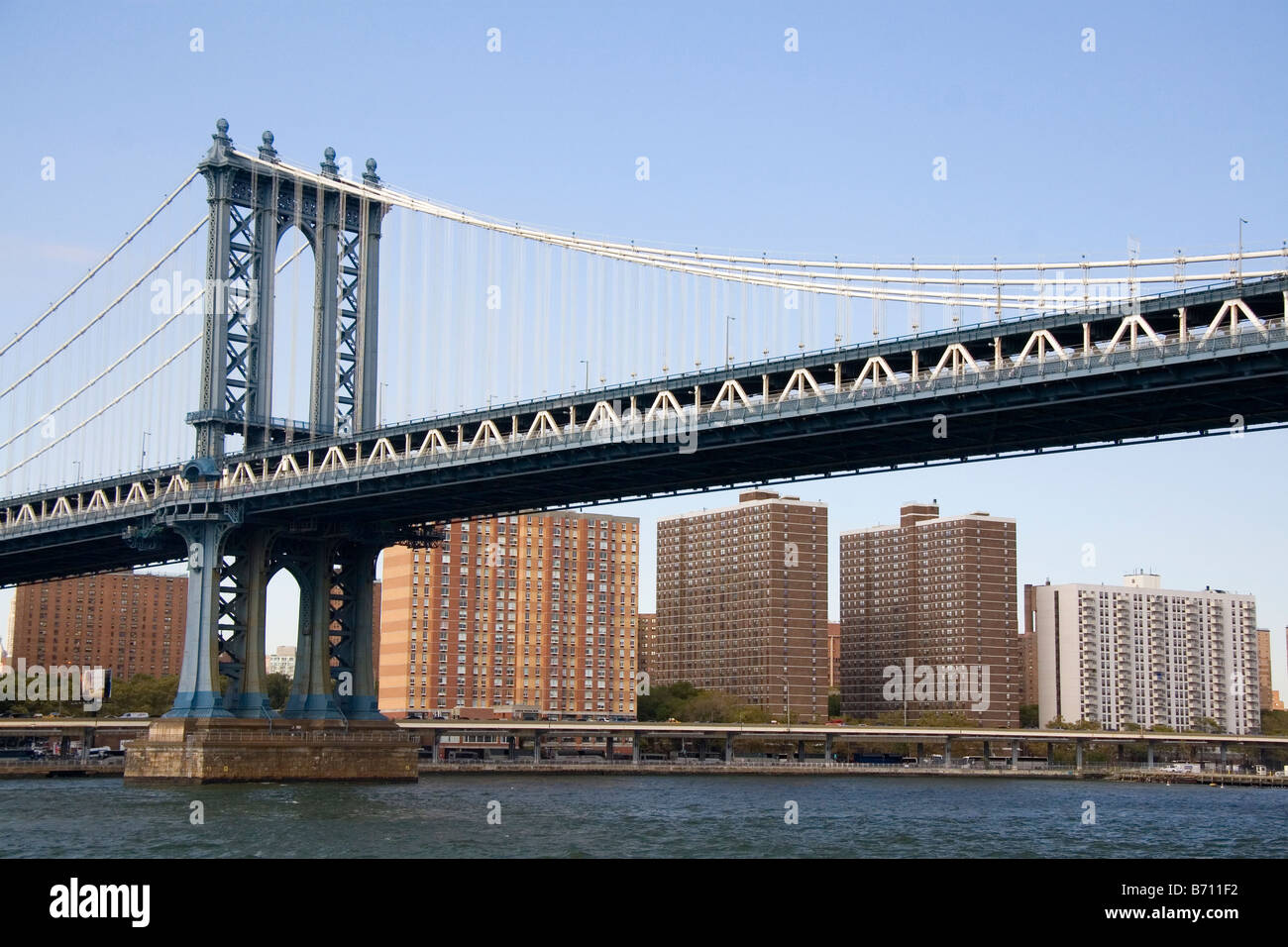 Il Manhattan Bridge spanning l'East River in New York City New York STATI UNITI D'AMERICA Foto Stock