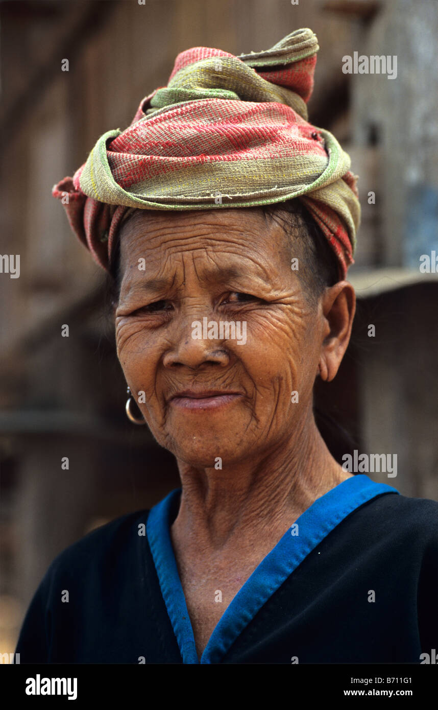 Ritratto di una vecchia donna Hmong in montagna villaggio Lao di Khamu, Luang Prabang Provincia, Laos Foto Stock