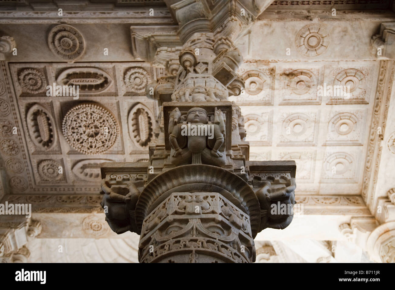 Sculture interne su un pilastro nel Tempio di Jain a Ranakpur, India Foto Stock