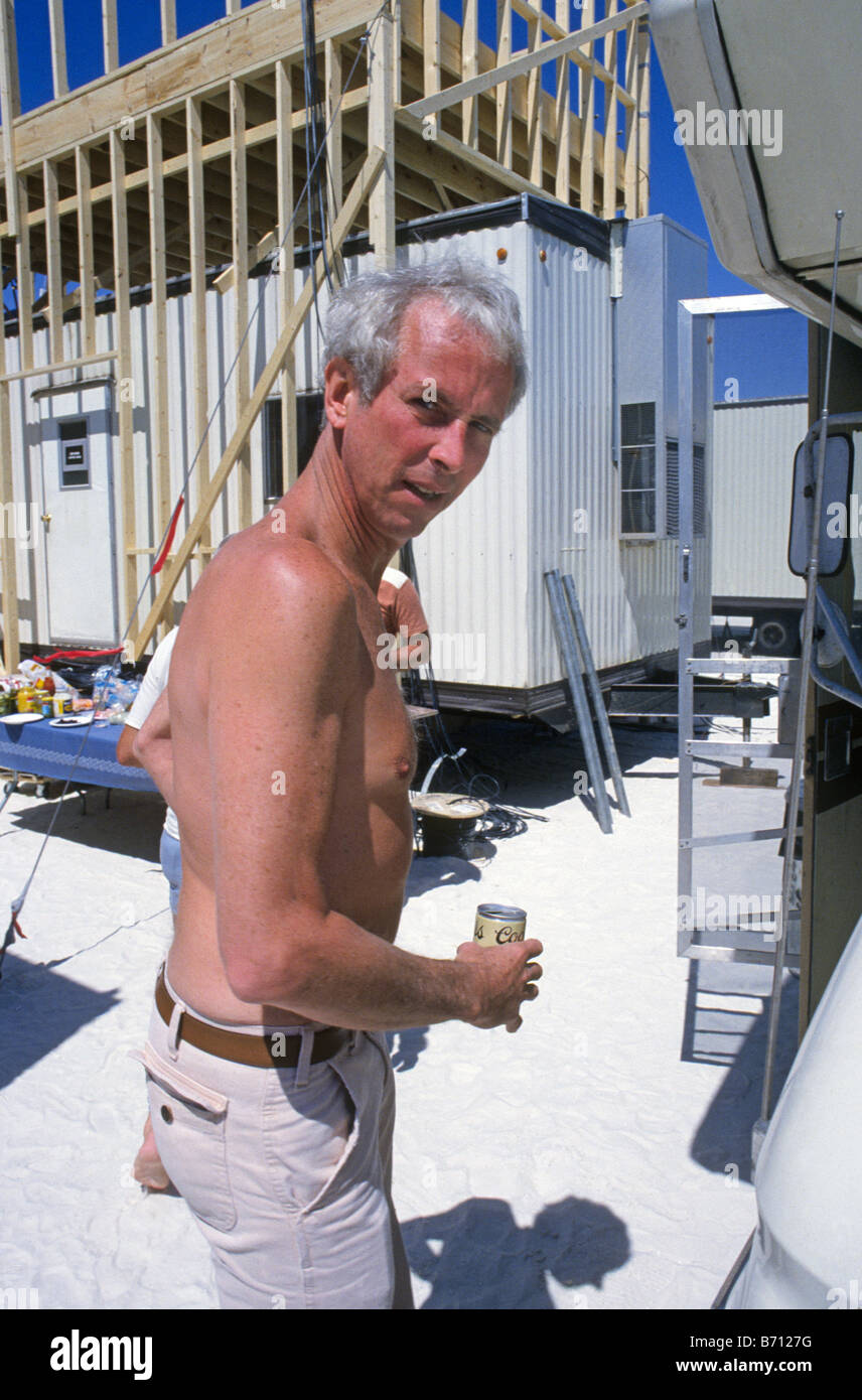 Televisione CBS correspondent Terry Drinkwater beve birra durante una tregua prima del 1982 lo sbarco dello Space Shuttle Columbia, Nuovo Messico. Foto Stock