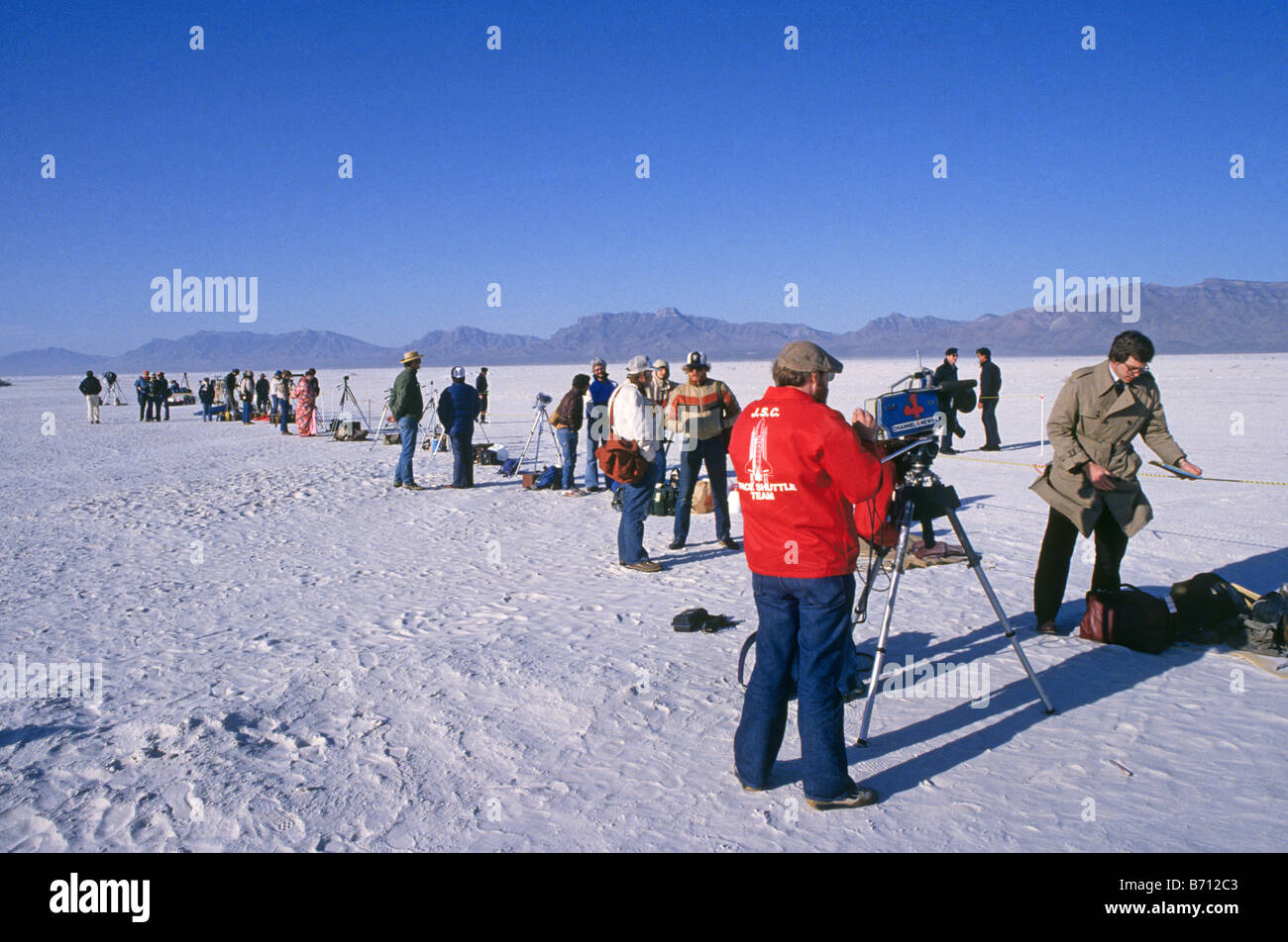 Reporters prendere coperchio durante una tempesta di sabbia a White Sands Missile Range durante il 1982 lo sbarco di Space Shuttle Columbia, Nuovo Messico. Foto Stock