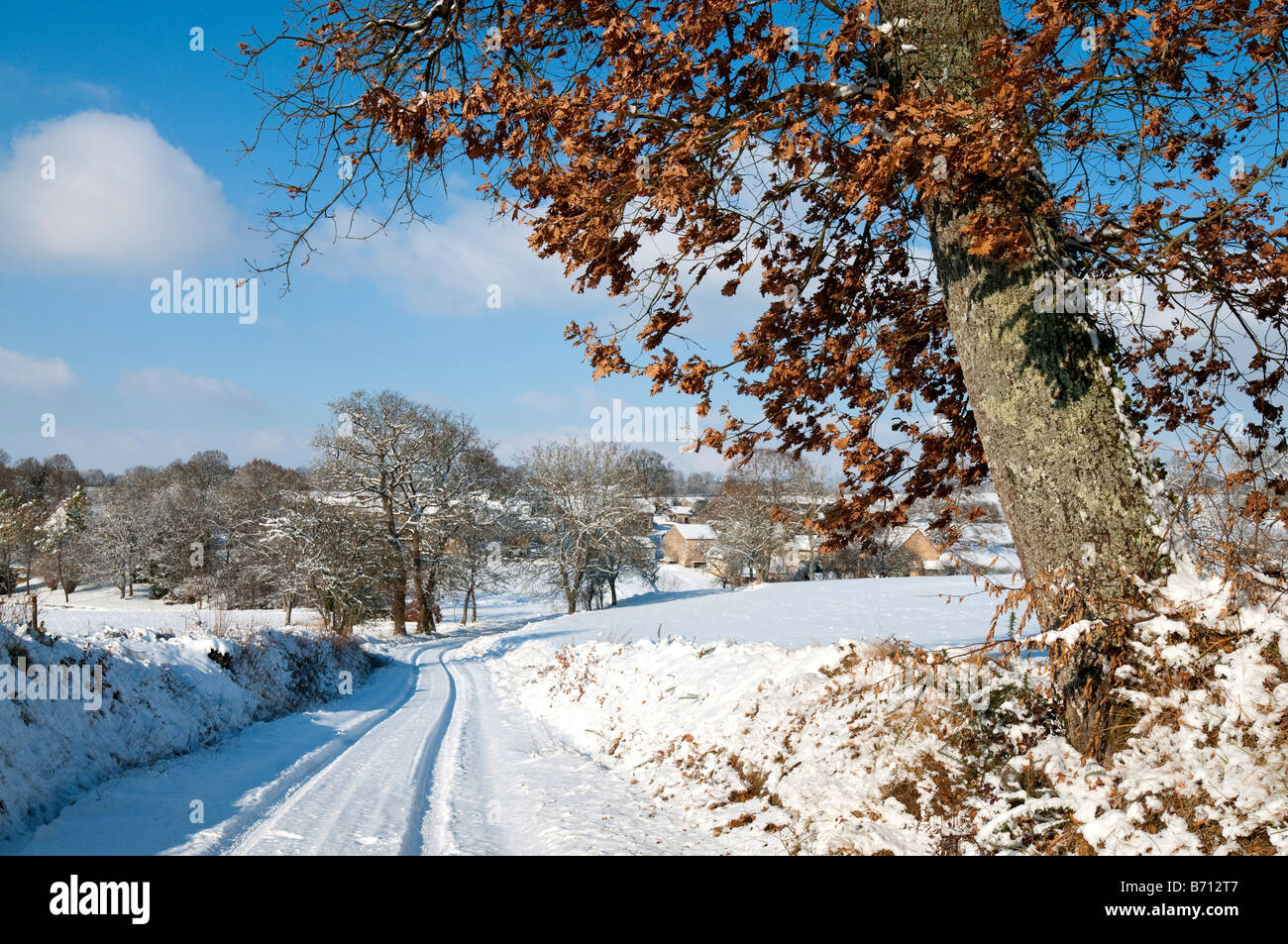 Coperta di neve paese lane, sud-Touraine, Francia. Foto Stock