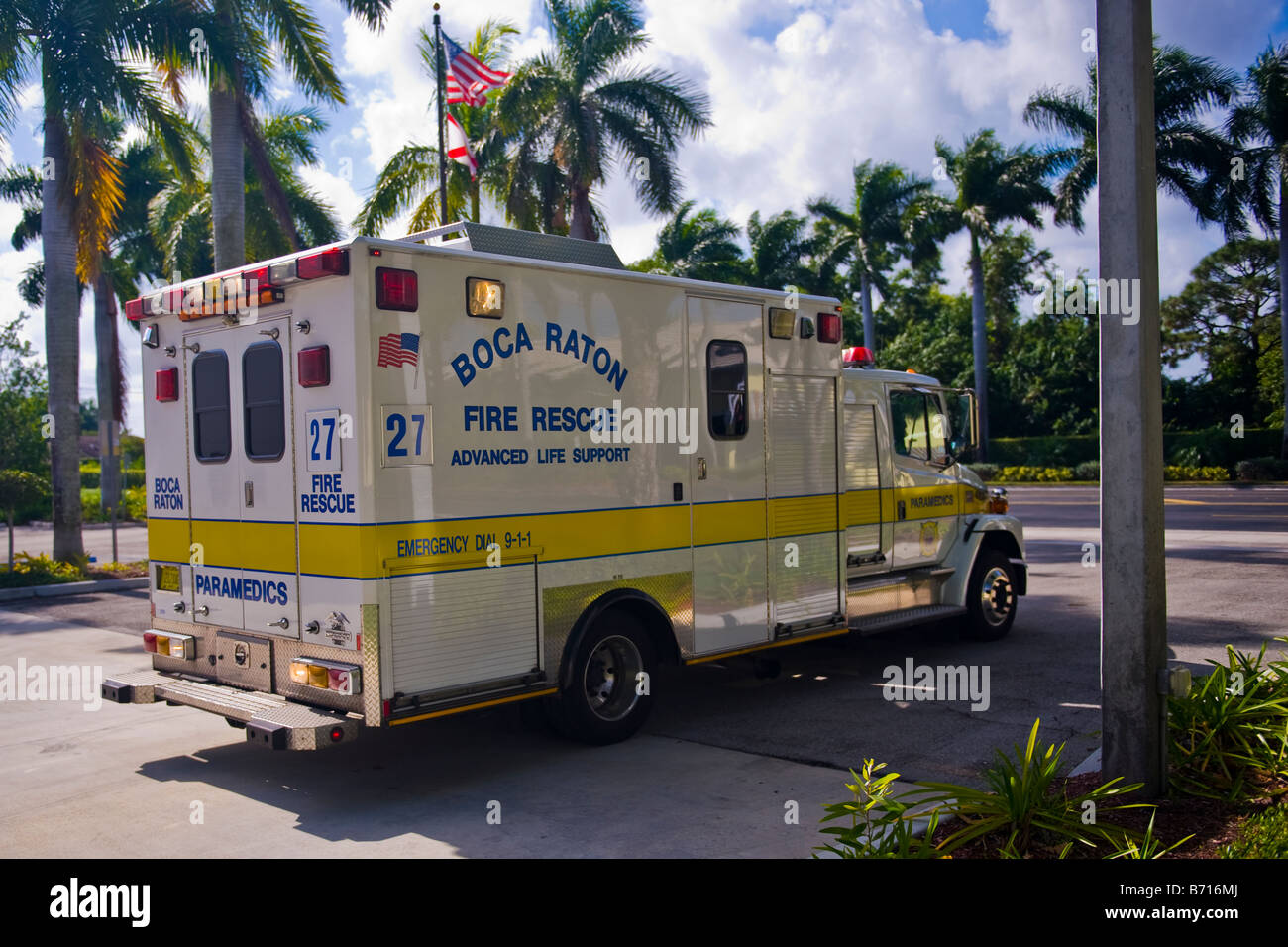 Boca Raton Regency Court Centro Shopping a Woodfield fire rescue paramedici carrello o ambulanza , la luce blu servizio di emergenza Foto Stock