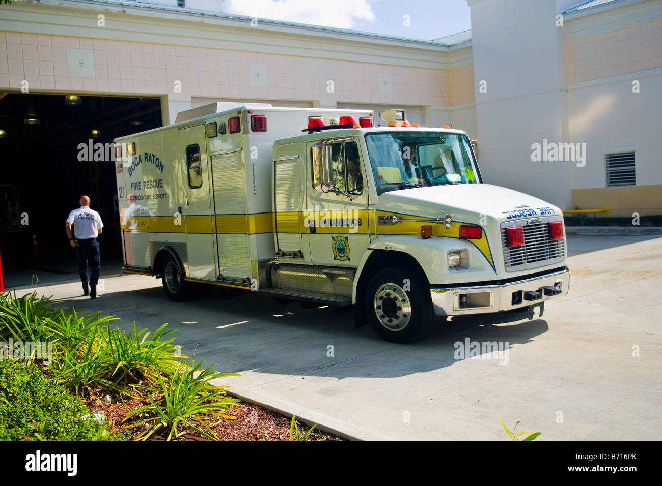 Boca Raton , Regency Court Centro Shopping a Woodfield fire rescue paramedici carrello o ambulanza luce blu servizio di emergenza Foto Stock