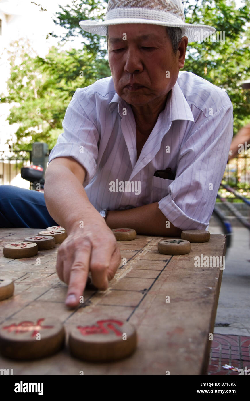 Uomo chinesse giocando a scacchi in street Jiayuguan Gansu Cina Foto Stock