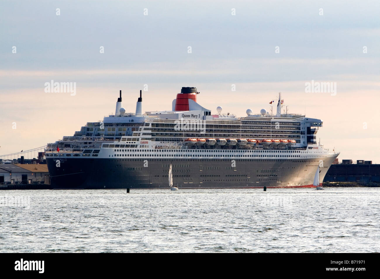 Queen Mary 2 ocean liner nel porto di New York New York STATI UNITI D'AMERICA Foto Stock