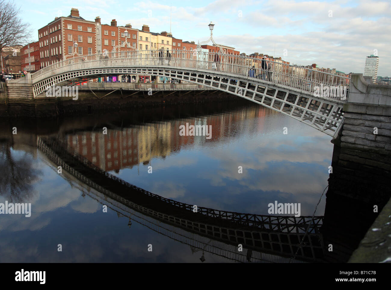 Halfpenny Bridge onetime ponte a pedaggio sul fiume Liffey Dublino Irlanda Foto Stock