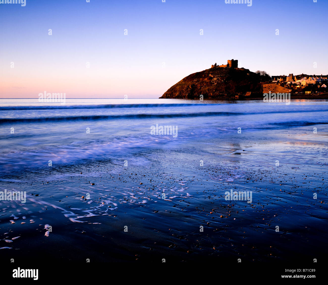 Alba a Criccieth Castle. Galles del nord Foto Stock