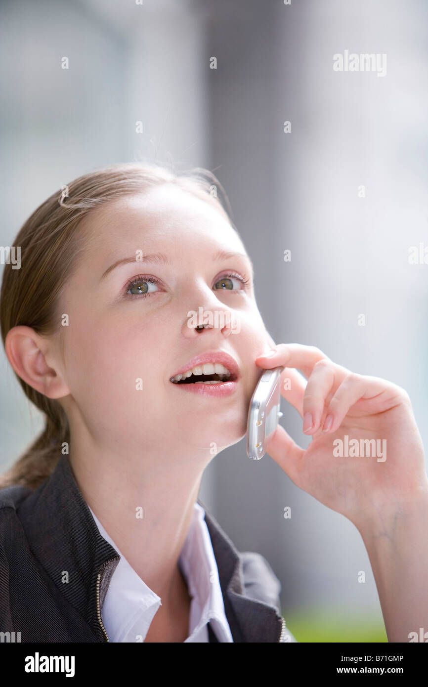 Ragazza adolescente sul telefono Foto Stock