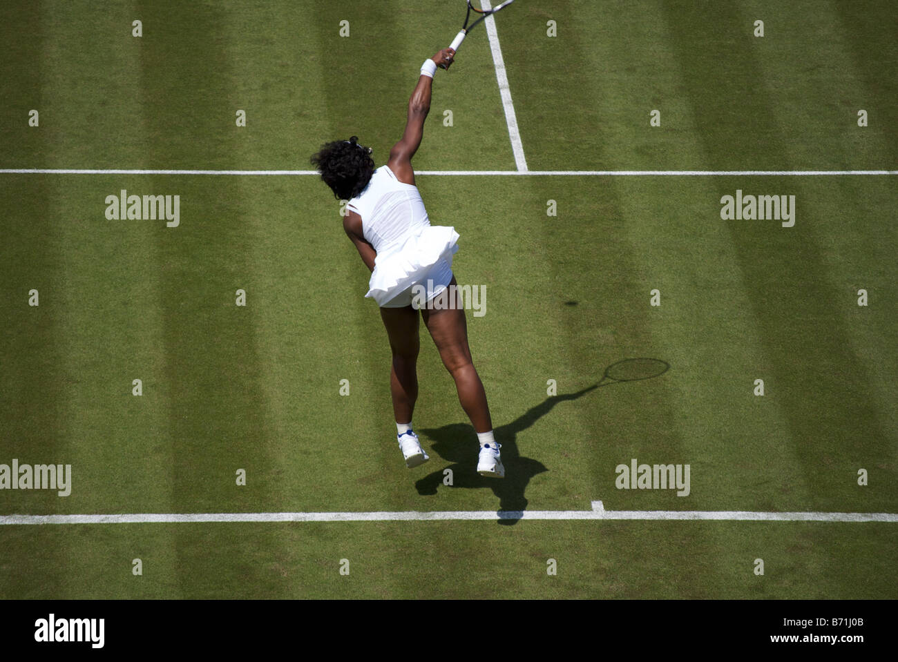 Serena Williams serve durante la sua prima partita con Kanepi a Wimbledon 2008 Foto Stock