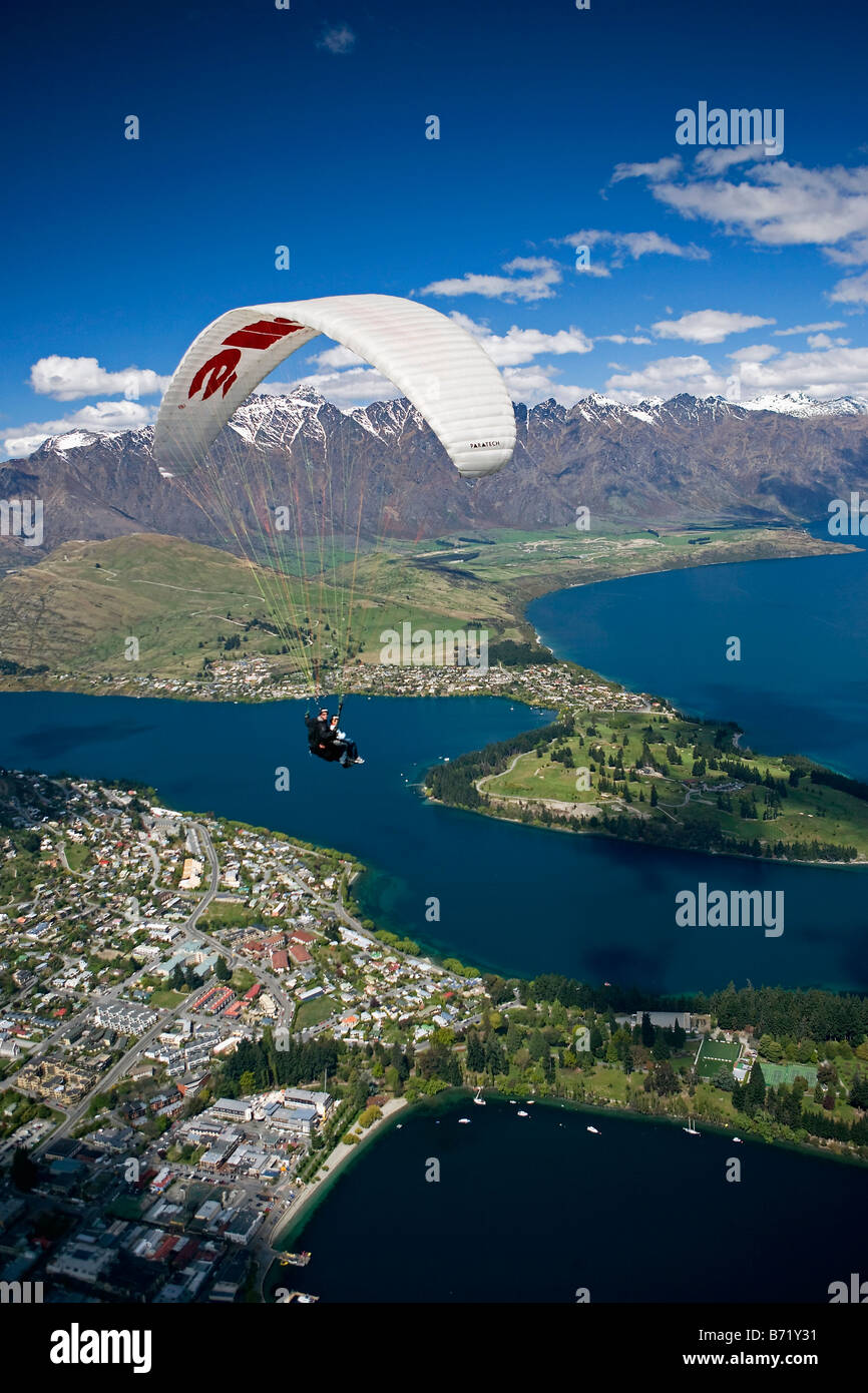 Nuova Zelanda, Isola del Sud, Queenstown. Vista aerea della città e del Lago Wakatipu. Parapendio. Foto Stock