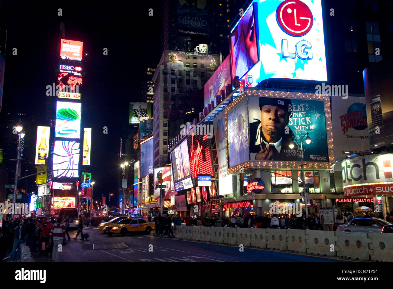 Times Square di notte a Manhattan New York City New York STATI UNITI D'AMERICA Foto Stock