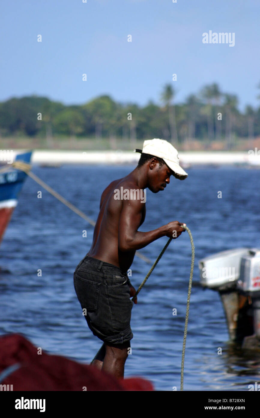 I pescatori e barche di pescatori sull'isola di Zanzibar in Tanzania Foto Stock