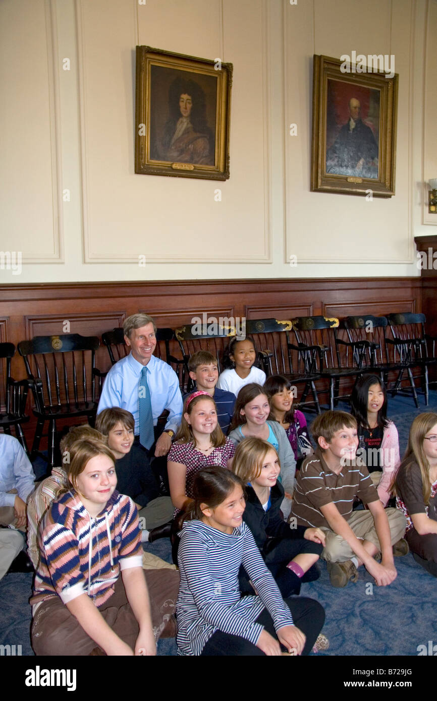 Regolatore di John Lynch seduto con la scuola dei bambini in gita per il Hampshire Nuovo membro House presso Concord New Hampshire USA Foto Stock