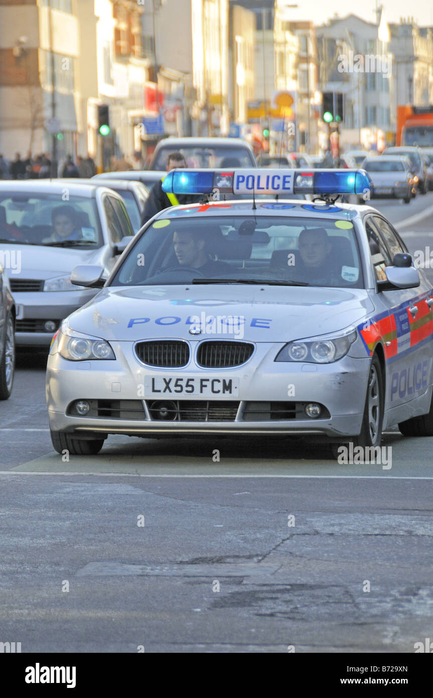 Auto della Polizia lampeggiante con luci blu nel traffico Holloway Road Holloway Islington Londra Inghilterra REGNO UNITO Foto Stock