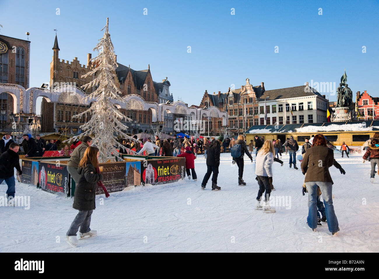 Pista di Pattinaggio presso il Mercato di Natale di Grote Markt (piazza principale), Bruges, Belgio Foto Stock