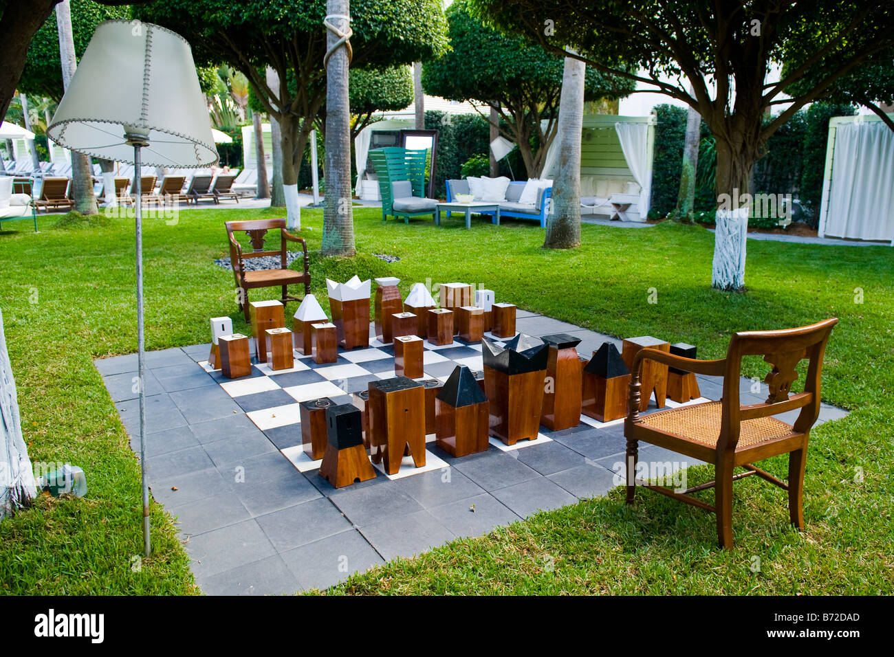 South Beach di Miami , Delano Hotel , fatto a mano di grandi set di scacchi in giardino con bizzarre tavoli e sedie Foto Stock