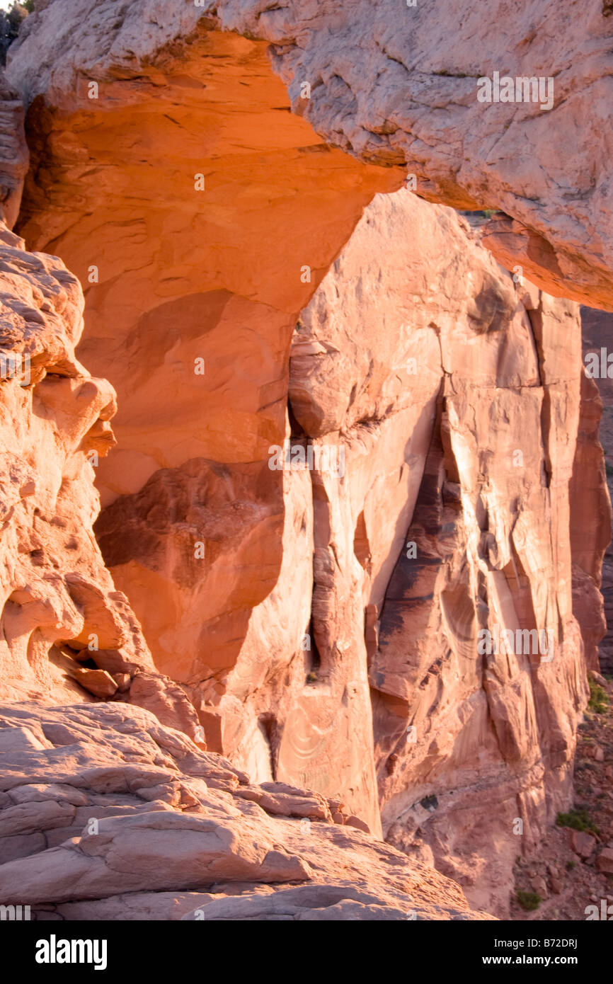 Mesa Arch a sunrise nell'isola nel cielo del distretto di Canyonlands National Park nello Utah Foto Stock