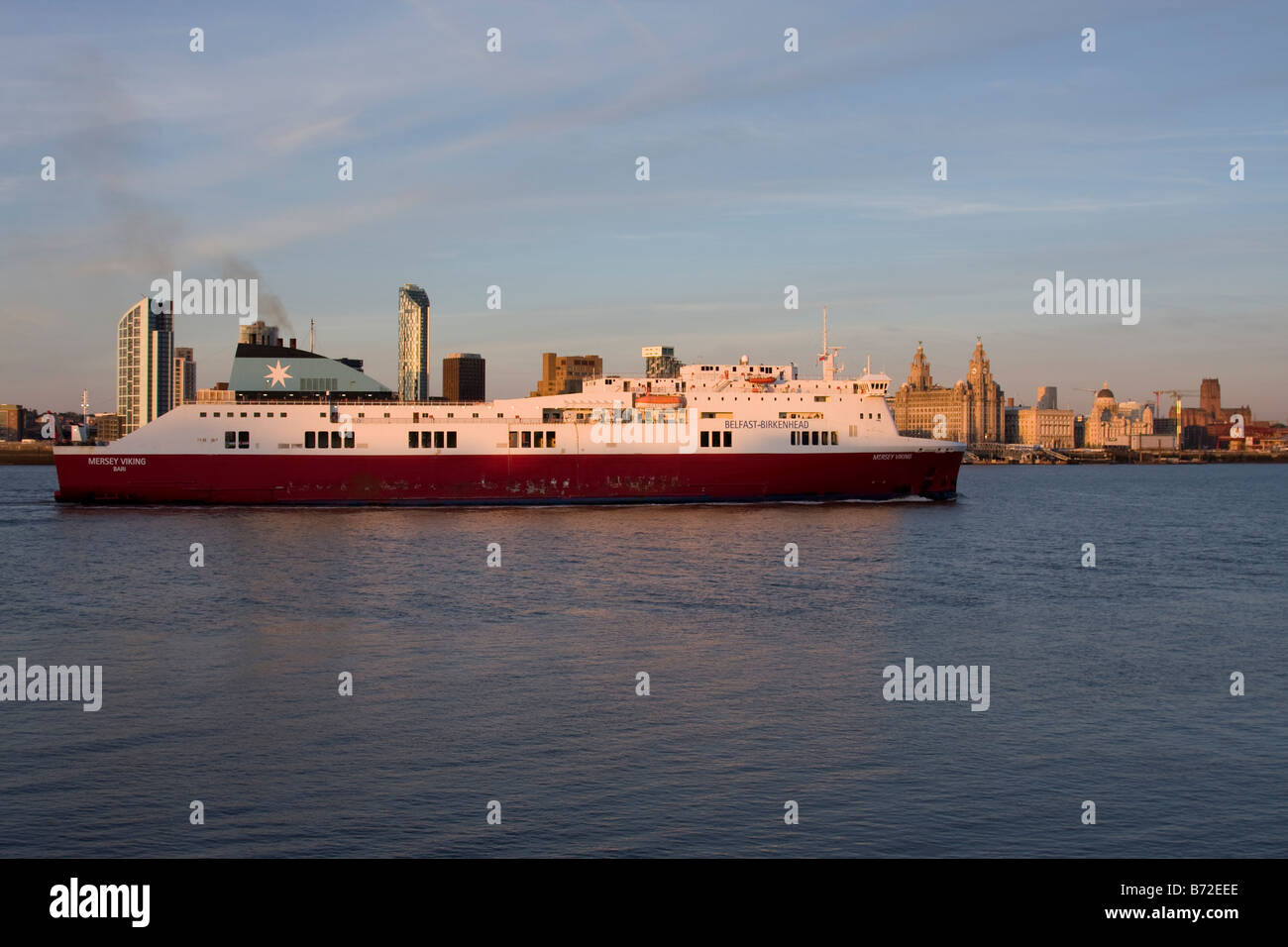 Belfast a Birkenhead traghetto a fronte della Skyline di Liverpool (tre 3 grazie) Foto Stock