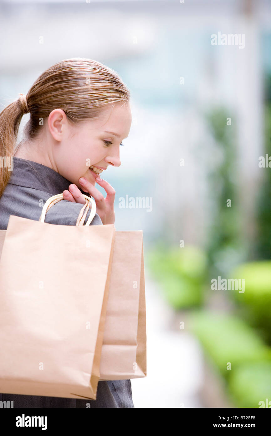 Ragazza adolescente che trasportano shopping bag su shouder Foto Stock