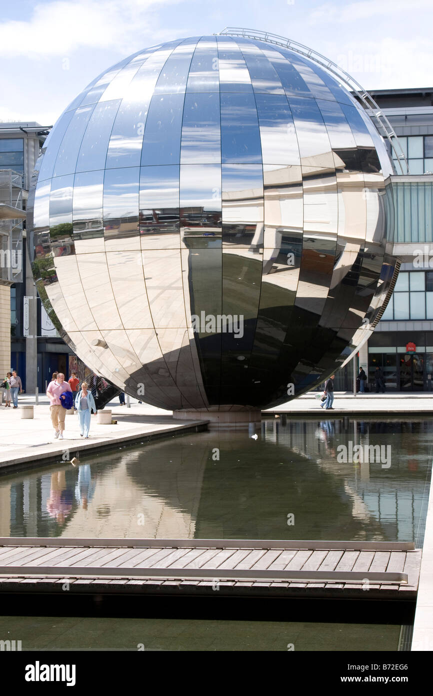 Il mirroring di forma sferica esterno del planetario al @Bristol Foto Stock