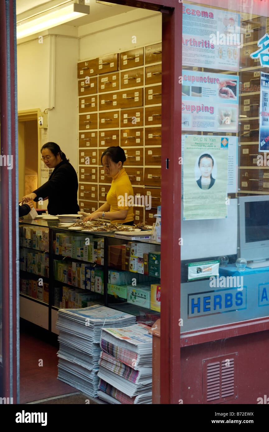 Un cinese tradizionale medecine shop nella Chinatown di Londra Foto Stock