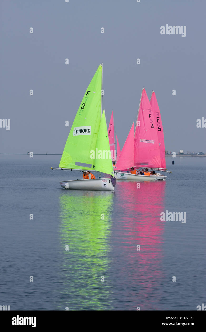 Barche a vela con colorate vele al Trofeo Wilson nel West Kirby Foto Stock