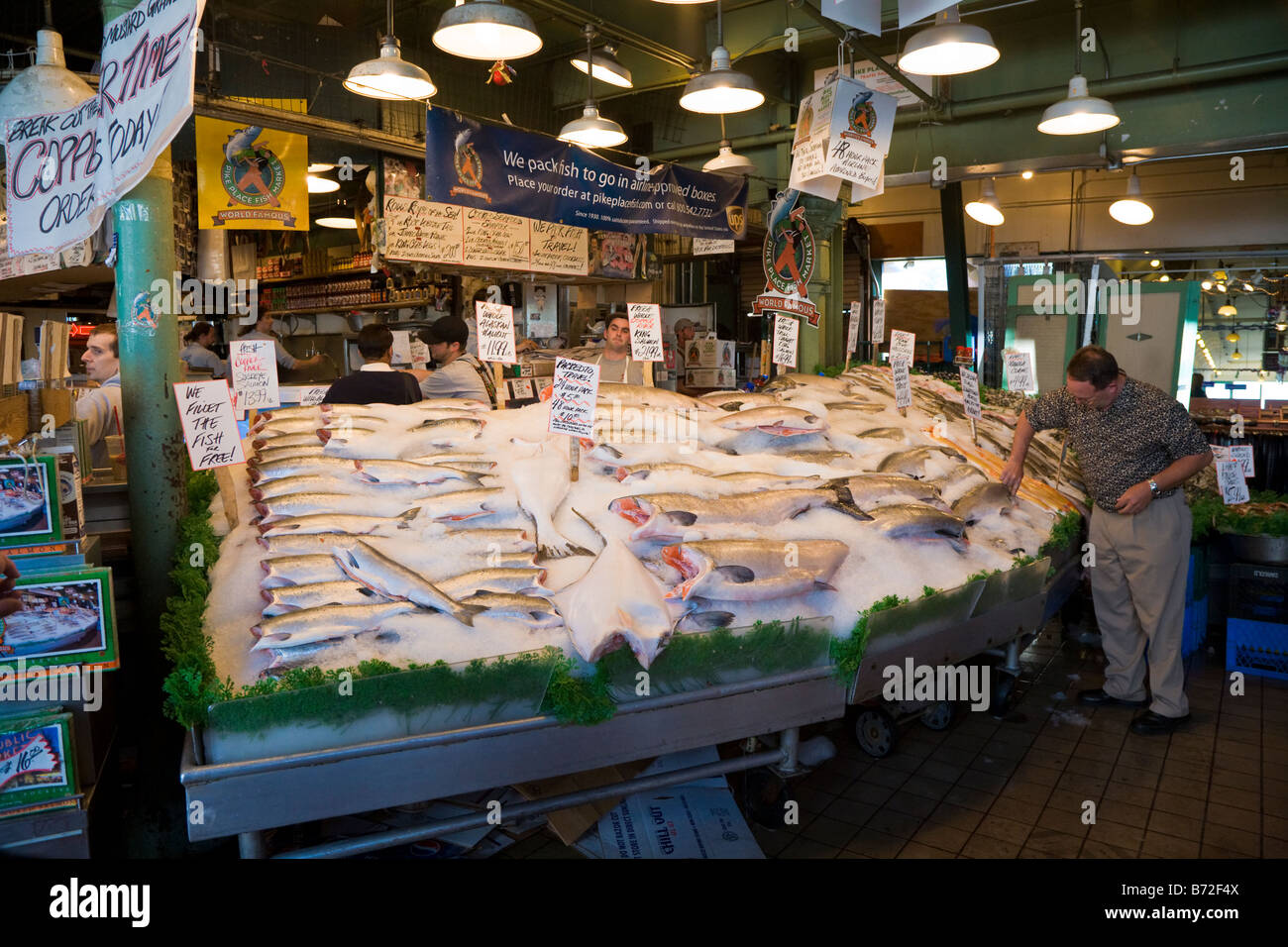 Il cliente shopping per il pesce a Pike Place Fish Company in Pike Place Market, Seattle, Washington Foto Stock