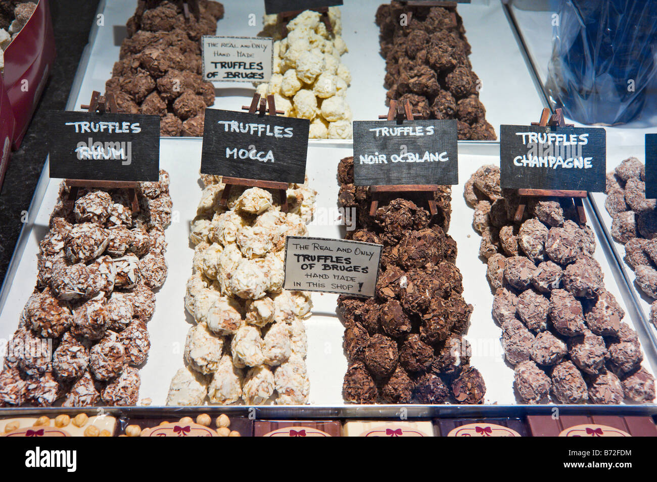 Tartufi di cioccolato nella vetrina del negozio di un Chocolatier a Bruges, Belgio Foto Stock