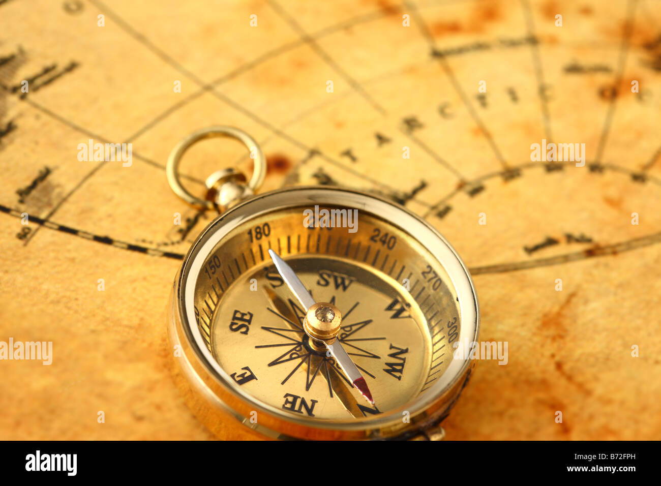 Antique Golden Compass e mappa vecchia Foto Stock