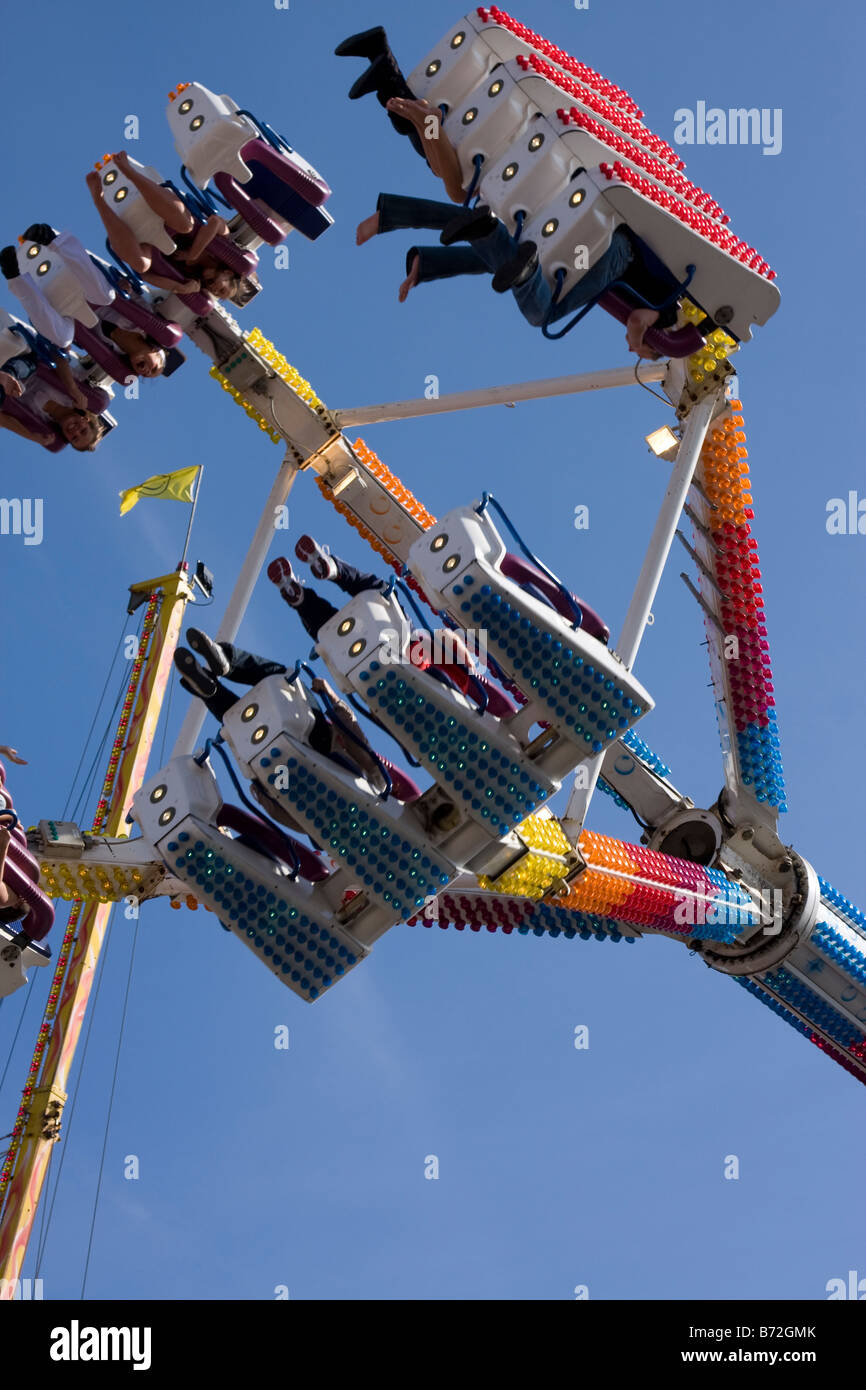 Fairground Ride contro un cielo blu backgrouond a Stokesley Fair Foto Stock
