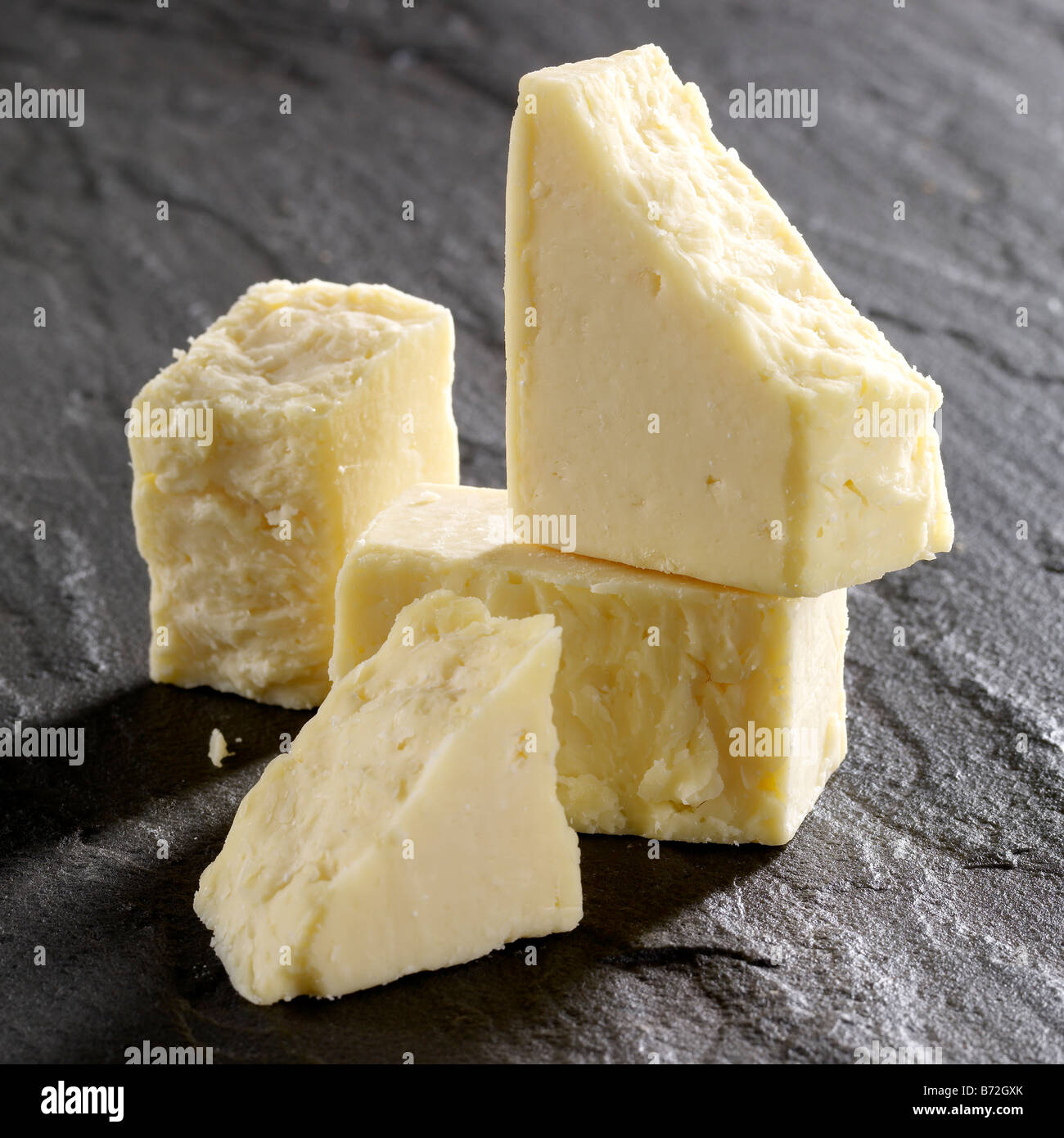 Il formaggio cheddar sull'ardesia Foto Stock