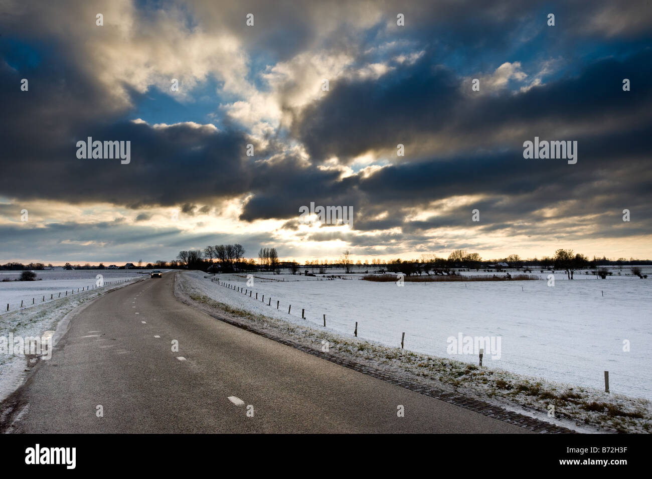 Inverno country road nei Paesi Bassi Foto Stock