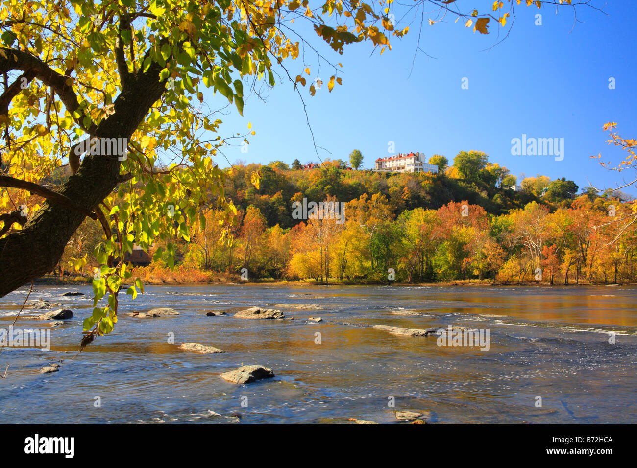 Casa in collina e il fiume Potomac, harpers Ferry National Historic Park, Sandy Hook, Maryland, Stati Uniti d'America Foto Stock