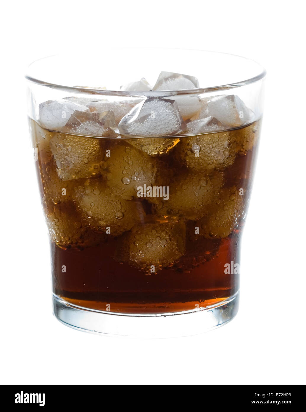 Cola soft drink in un bicchiere pieno di cubetti di ghiaccio Foto Stock