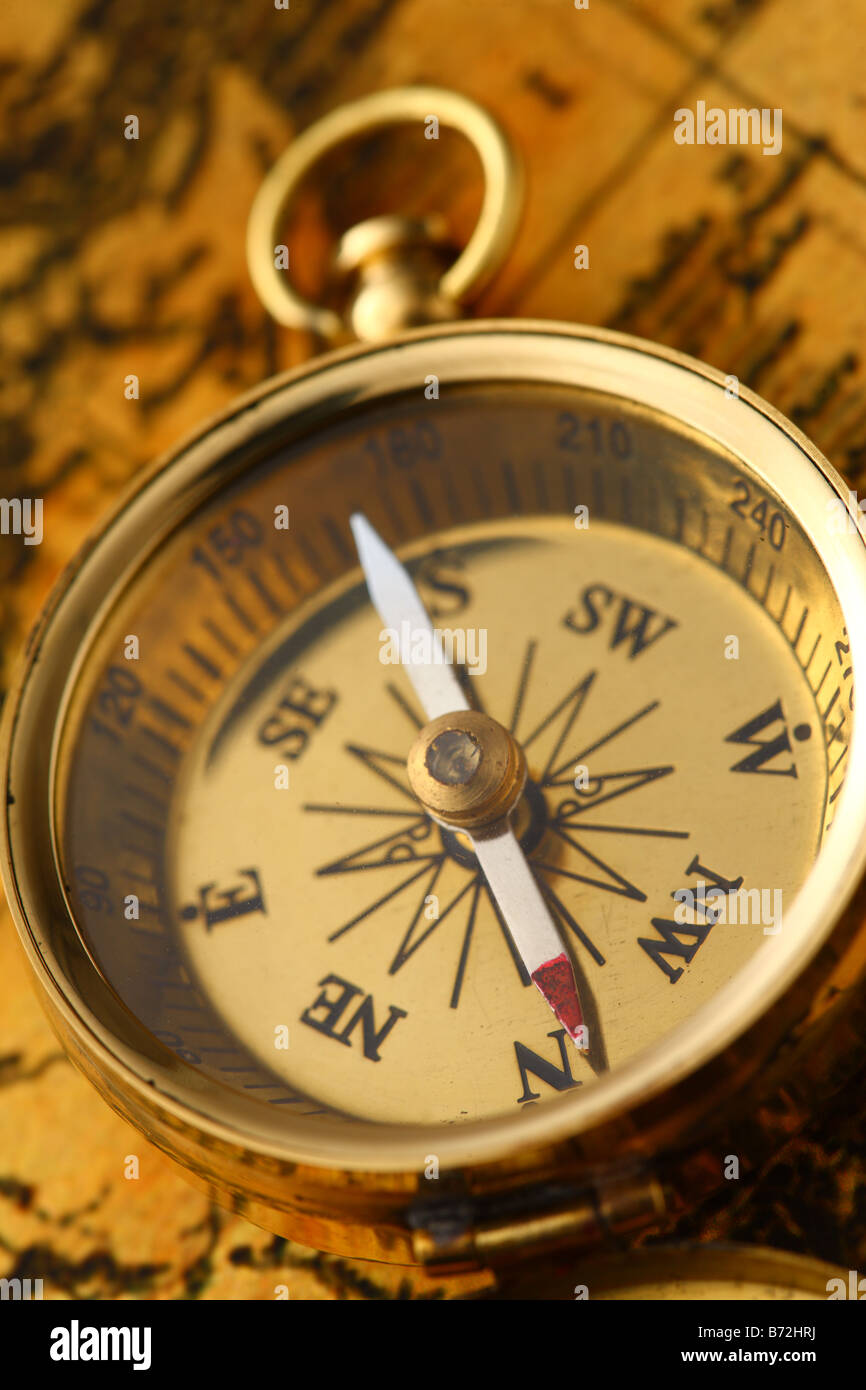 Antique Golden Compass e mappa vecchia Foto Stock