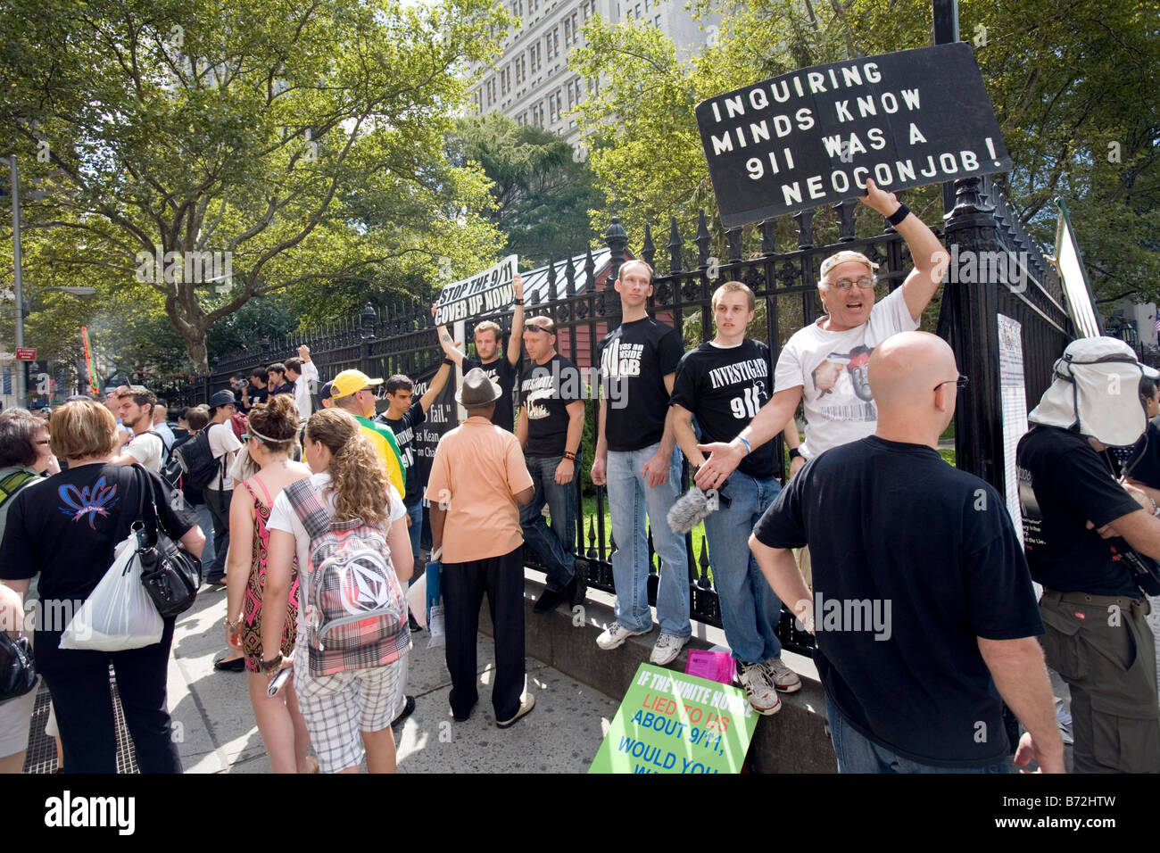 A New York City folla si raduna su un anniversario del 9 11 Terrore attentato alle Torri Gemelle. Foto Stock