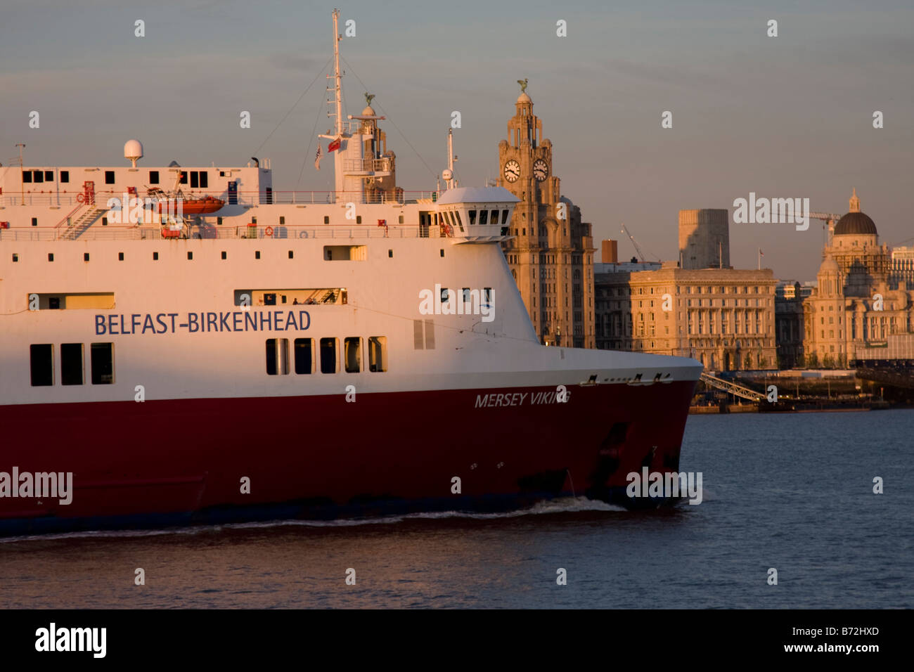 Belfast a Birkenhead traghetto a fronte della Skyline di Liverpool (tre 3 grazie) Foto Stock