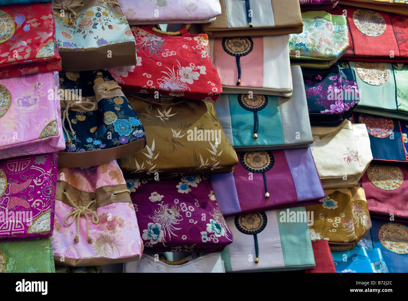 Borsette visualizzati nell'Ladies Market, Hong Kong Foto Stock