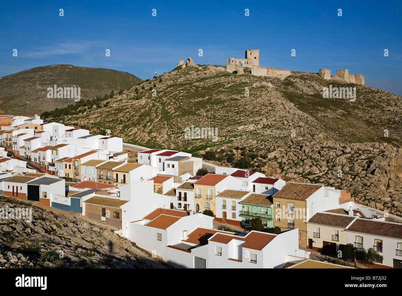 Case tipiche e il castello de la Estrella nel villaggio di Teba malaga Andalusia Spagna Foto Stock