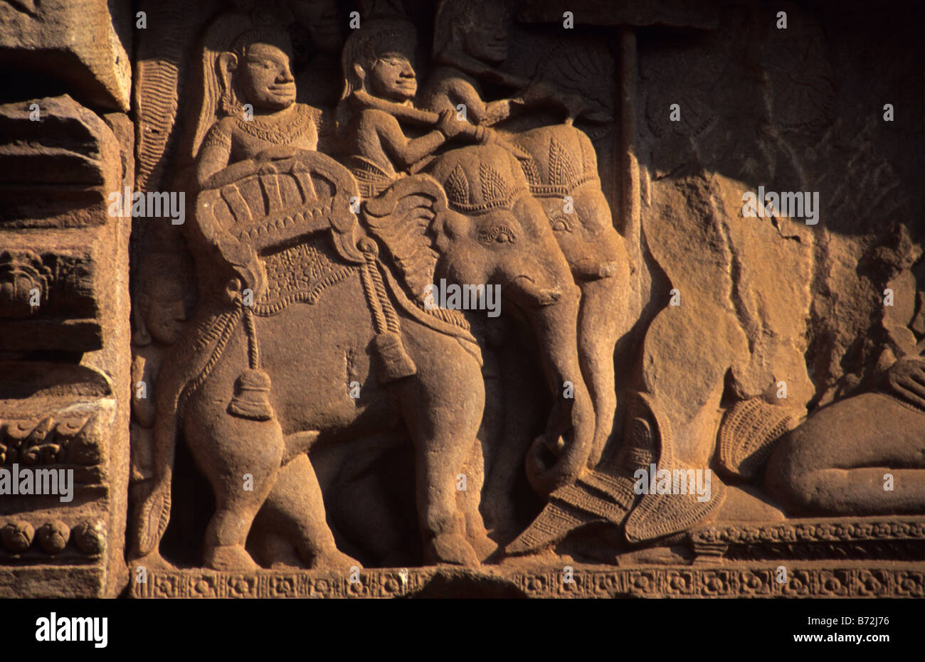 Scolpiti gli elefanti, facciata a sud della principale santuario del tempio Khmer, Phnom Rung, Phnom Rung Historical Park, Thailandia Foto Stock