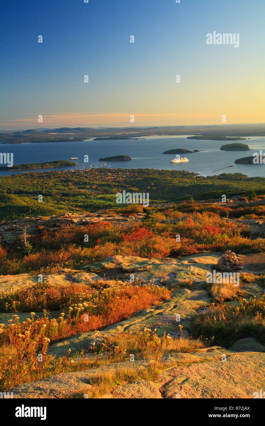 Bar Harbor di Sunrise, Cadillac Mountain, Cadillac Mountain Trail, Parco Nazionale di Acadia, Maine, Stati Uniti d'America Foto Stock