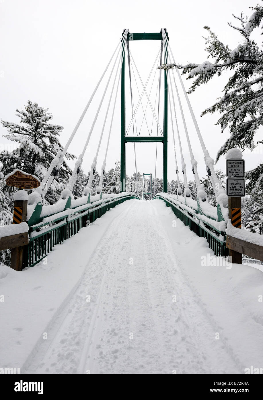 Motoslitta ponte sopra il fiume francese, Ontario, Canada Foto Stock