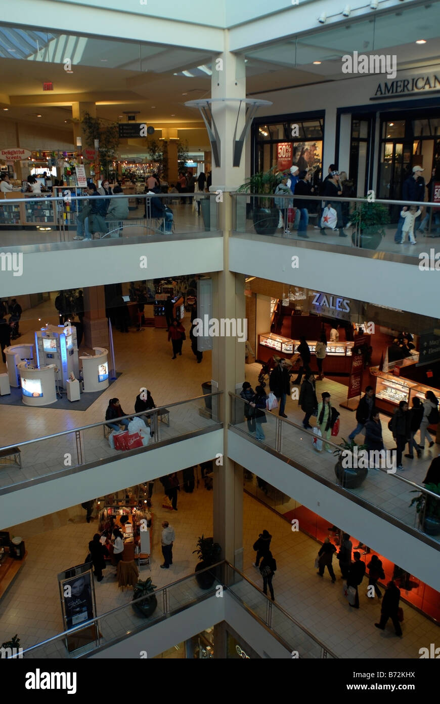 Gli amanti dello shopping ricerca di occasioni al Queens Center nel quartiere di Queens a New York Foto Stock