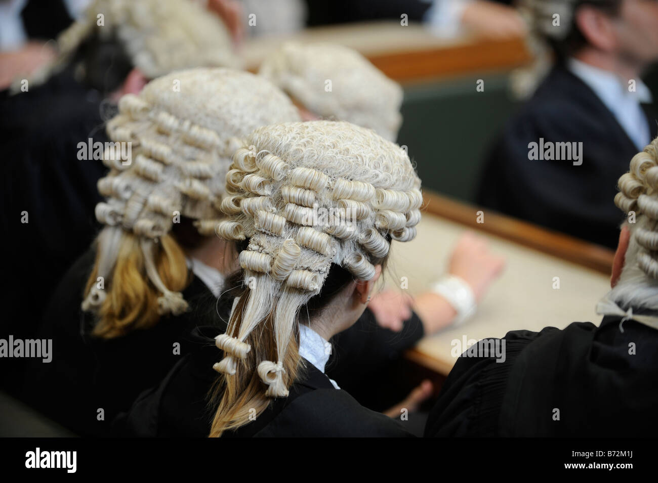 Immagine generica del tribunale: I membri del bar indossano i parrucche dei barristers. REGNO UNITO. Foto Stock