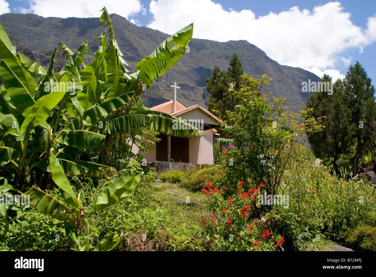 La chiesa sorge su di una collina nel robusto e isolato Cirque de Mafate sull'isola di Reunion nell'Oceano Indiano. Foto Stock